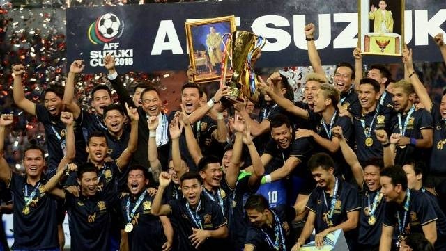 Thai players with the trophy. (Credit: NDO)