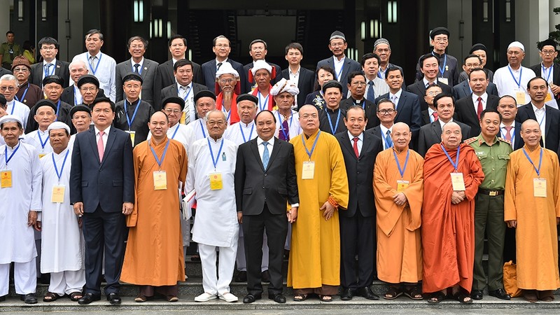 Prime Minister Nguyen Xuan Phuc and religious leaders