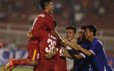 U-21 Vietnam players celebrate their opener against U-21 Myanmar on December 18.