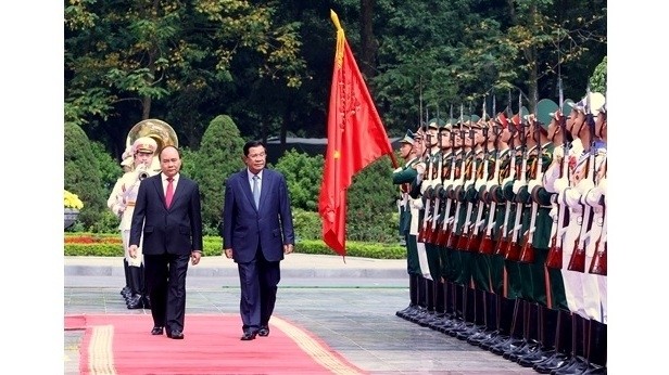 PM Nguyen Xuan Phuc and his Cambodian counterpart, Hun Sen, inspect the guard of honour during the reception for the guest in Hanoi on December 20. (Credit: VNA)
