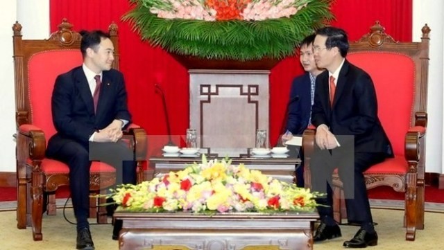 Head of the Party Central Committee’s Commission for Information and Education Vo Van Thuong (R) and Suzuki Keisuke, Director of the LDP’s Youth Division. (Credit: VNA)