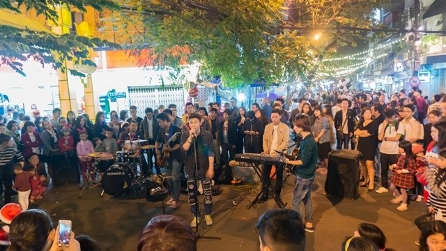 Young artists performing in pedestrian streets of Hanoi on the weekend. (Credit: NDO/Trung Hung)