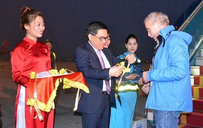 Director of Hanoi Department of Tourism Do Dinh Hong greets the first foreign visitor of Hanoi. (Photo: VNA)
