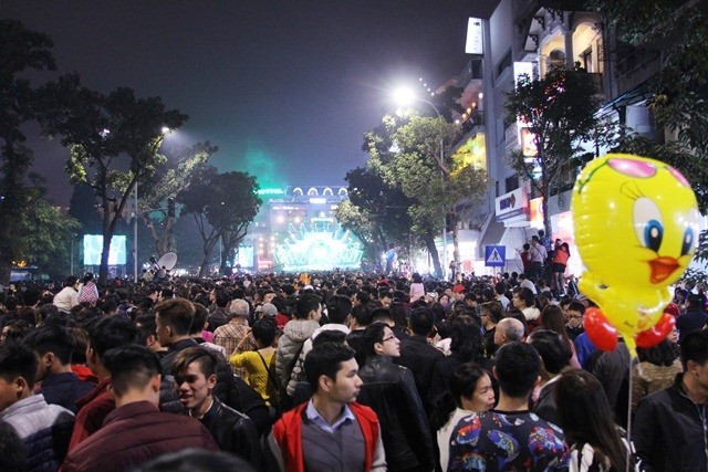 Thousands of people and tourists flock to Dong Kinh Nghia Thuc Square in Hanoi to join the Heineken Countdown Party. 