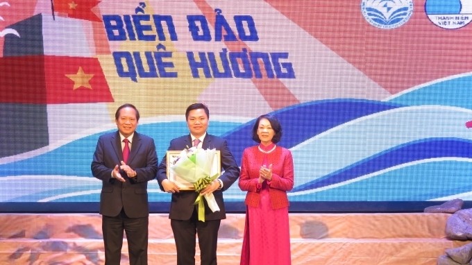 First prize winner (C) honoured at the awards ceremony  (Photo: tapchigiaothong.vn)