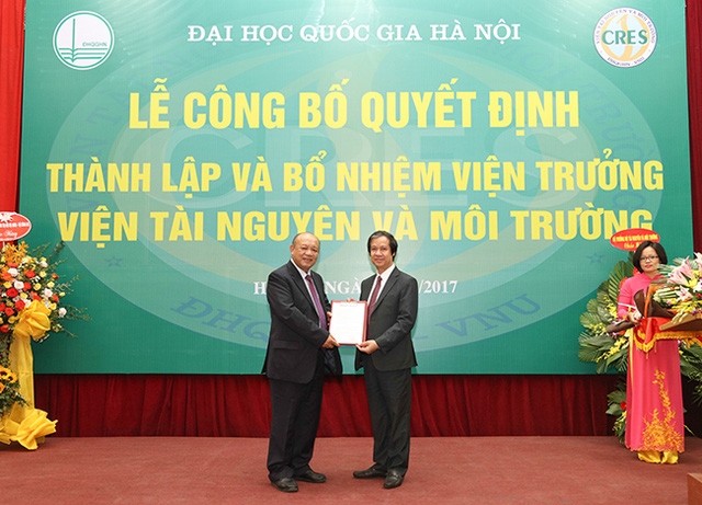 VNU President Nguyen Kim Son present the appointment decision to Dr. Hoang Van Thang.