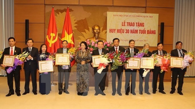 NA Chairwoman Nguyen Thi Kim Ngan presents 30-year Party membership insignia to Party members (photo: VNA)