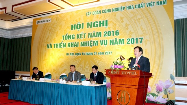 Deputy Prime Minister Trinh Dinh Dung addressing the conference. (Photo: vinachem.com.vn)