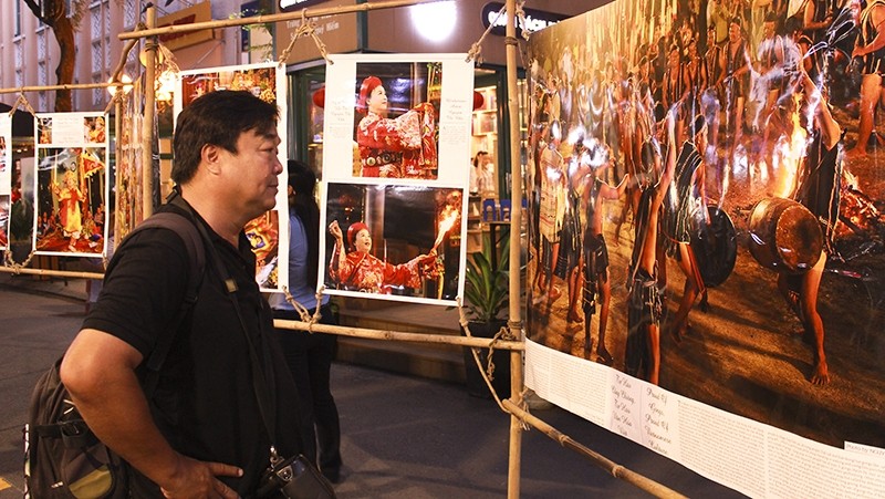  A visitor at the exhibition (Photo:  sggp.org.vn)