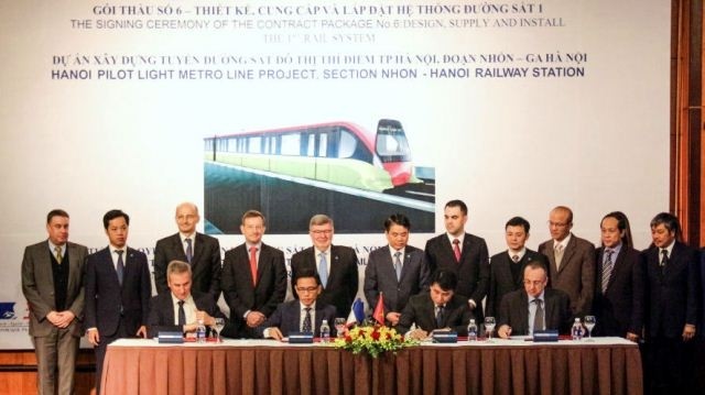 Representatives from Hanoi and foreign contractors sign the contract package worth VND7.6 trillion for the capital city’s first metro line in Hanoi on January 17. (Credit: thanhnien.vn)