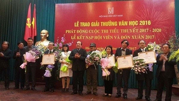 Writers, poets, translator win 2016 literature awards (Photo: thethaovanhoa.vn)