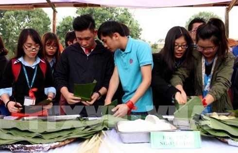 Making Chung cake at the event (Photo: VNA)