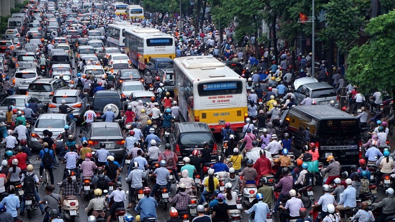 Hanoi’s streets are more and more crowded with vehicles as Tet is coming. 