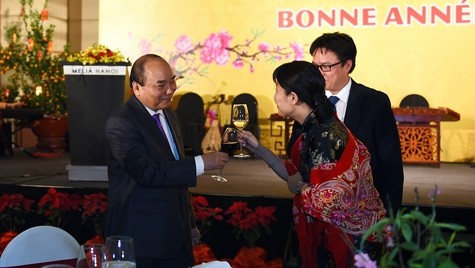 PM Nguyen Xuan Phuc (left) clinks glasses with international guests. (Credit: VGP)