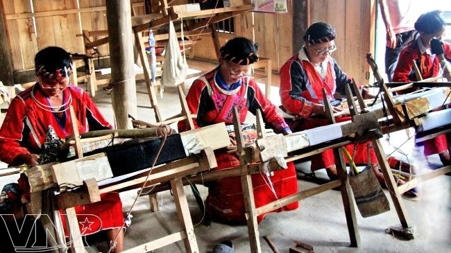 Women of the Central Highlands sit by their looms (Photo: Vietnam Pictorial)