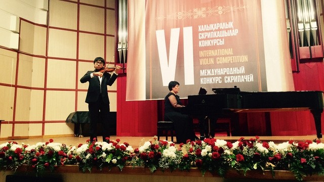 Violin prodigy Tran Le Quang Tien performs at the 2016 International Violin Competition in Kazakhstan. (Credit: dantri.com.vn)