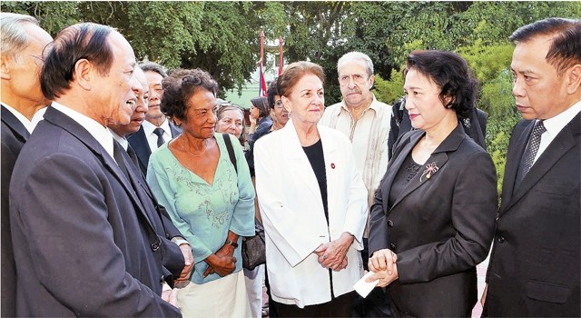 National Assembly Chairwoman Nguyen Thi Kim Ngan talks with Cuban experts who helped Vietnam during its resistance war. (Photo: Trong Duc)