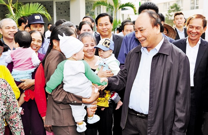 Prime Minister Nguyen Xuan Phuc checks the social housing at Dang Xa urban area, Gia Lam district, Hanoi.