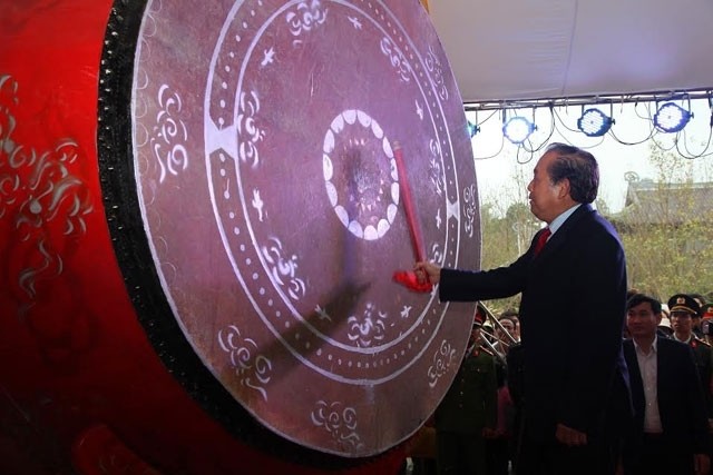 Politburo member and Deputy Prime Minister Truong Hoa Binh beats the drum to open the festival. (Credit: NDO)