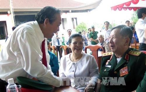 Deputy Prime Minister Truong Hoa Binh (L) and delegates at the function (Photo: VNA)