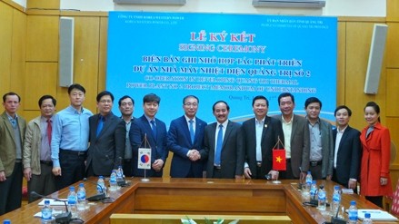 At the signing ceremony for the MoU on the project (Credit: baodautu.vn)