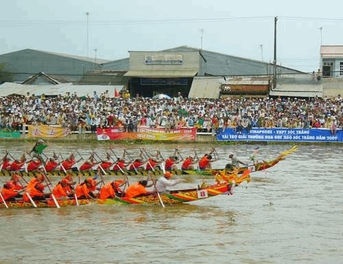 Khmer people celebrate Ooc Om Boc festival