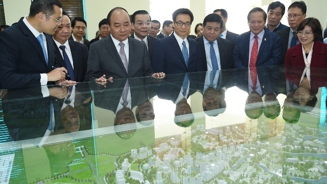 PM Nguyen Xuan Phuc inspects a planning model for Hoa Lac Hi-Tech Park. (Credit: VGP)