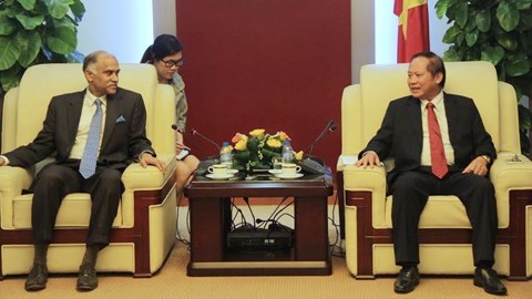 Minister of Information and Communications Truong Minh Tuan and Indian Ambassador to Vietnam Parvathaneni Harish.