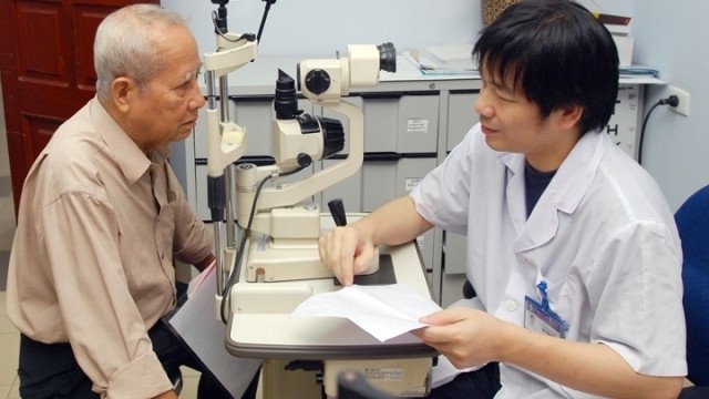 An elderly citizen undergoes an eye check-up at the Hospital of Post and Telecoms, Hanoi. (Credit: NDO)