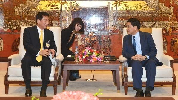 Chairman of the People’s Committee of Hanoi Nguyen Duc Chung (right) receives Vietnam-Japan Special Ambassador Sugi Ryotaro.