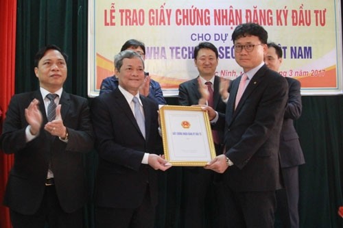 Chairman of the Bac Ninh provincial People’s Committee Nguyen Tu Quynh grants the investment license to the Hanwha Techwin Security Company.