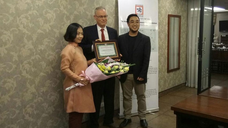 Dr To Lan receives the Balaban Award for Young Scholars.