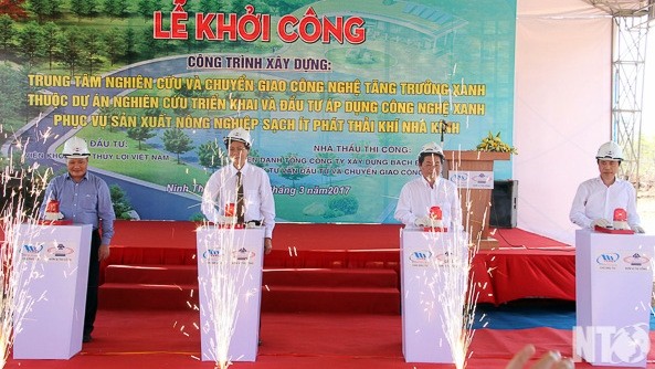 Delegates at the ground-breaking ceremony (Photo: baoninhthuan.com.vn)