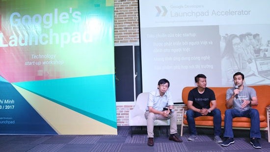 CEO of Haravan Huynh Lam Ho (C) and a representative of Google (R) talk about the Google Launchpad Accelerator 