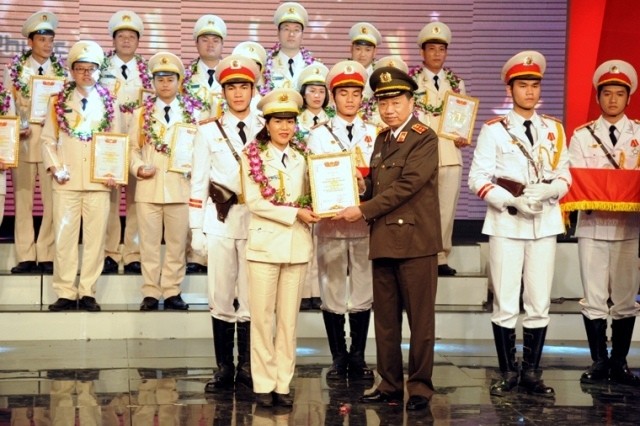 Minister of Public Security To Lam presents the 2016 Youth Public Security Awards to outstanding young individuals in the public security sector. (Credit: cand.com.vn)