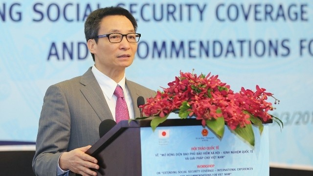 Deputy PM Vu Duc Dam speaks at the conference on sharing experience internationally and recommendations for Vietnam on extending social insurance coverage in Hanoi on March 29. (Credit: VGP)
