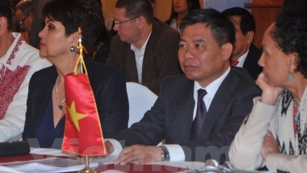 Vice Chairman of the CPV Central Committee’s Commission for External Relations Nguyen Huy Tang (second, right) at the seminar. (Credit: VNA)