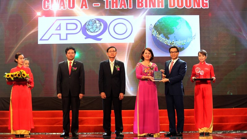 Deputy PM Dam presents the Asia-Pacific Global Performance Excellence Awards to three enterprises