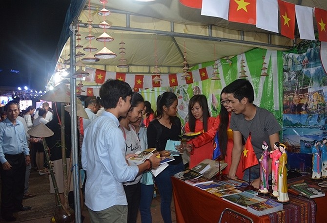 Staff of the Vietnamese Embassy in Cambodia presenting documents and leaflets introducing Vietnamese cuisine and landscapes to visitors from all over the world.