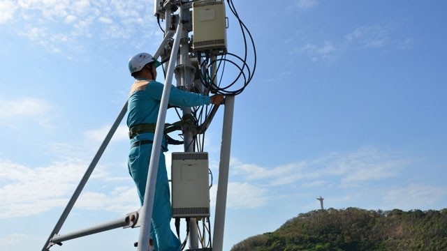 A Viettel engineer is installing equipment at a 4G station.
