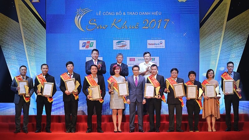 Deputy PM Vu Duc Dam presents the ‘TOP 10 Sao Khue’ title to seven products and three services. (Credit: VGP)
