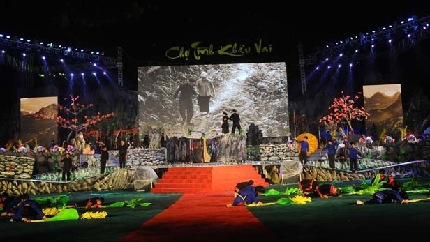 An art performance at the opening of 2017 Khau Vai Love Market Festival in Meo Vac District, the northern mountainous province of Ha Giang, on April 21 evening. (Credit: baohagiang.vn)