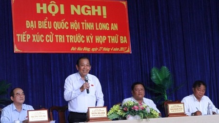 Deputy Prime Minister Truong Hoa Binh speaking at a meeting with voters from Duc Hoa district, Long An province, on April 27 (Photo: VGP)