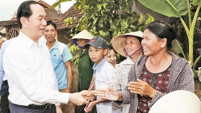 President Tran Dai Quang with local residents in Nghia Dong commune, Tan Ky district, Nghe An province