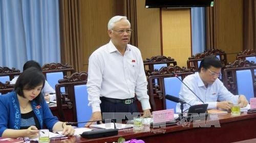 NA Vice Chairman Uong Chu Luu speaking at the working session (Credit: VNA)