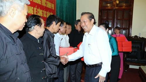 Deputy PM, Truong Hoa Binh, presents gifts to prestigious people among ethnic minorities in Ha Giang Province. (Credit: VGP)