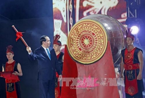 President Tran Dai Quang beat the drum to launch the 2017 Cua Lo Beach tourism season. (Photo: VNA)