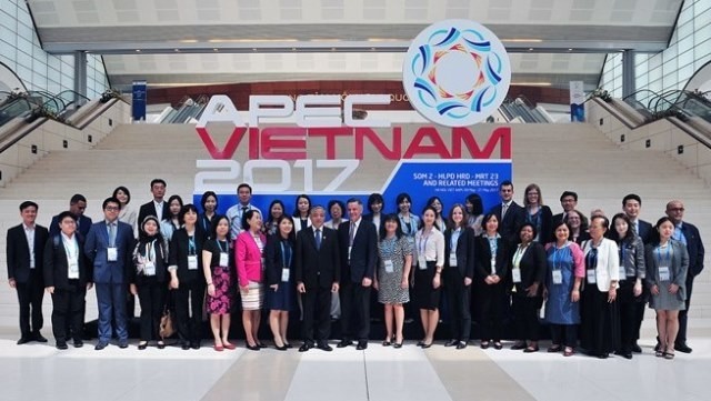 Participants in SOM 2 in Hanoi join a group photo. (Credit: VNA)