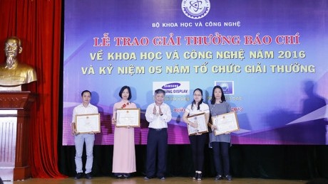 The four first prize winners at the awards honoured at the ceremony. (Photo: vietq.vn)