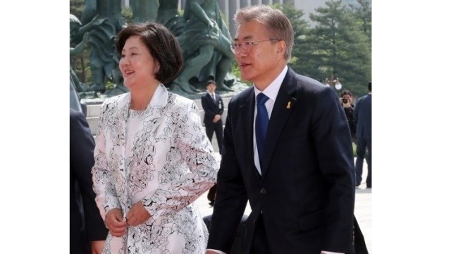 ROK President Moon Jae-in and first lady Kim Jung-sook arrive at the National Assembly in Seoul on May 10, 2017. (Credit: Yonhap)